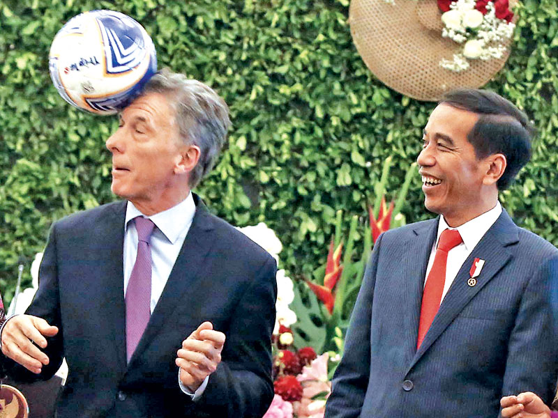 Presiden Argentina Mauricio Macri menyundul bola buatan Majalengka berstandar internasional yang diberikan Presiden Joko Widodo.