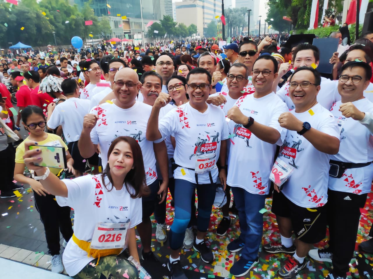 Gubernur DKI Jakarta melepas sekitar 2.500 pelari peserta paperun yang digelar oleh Sinar Mas, Minggu (23/6). 