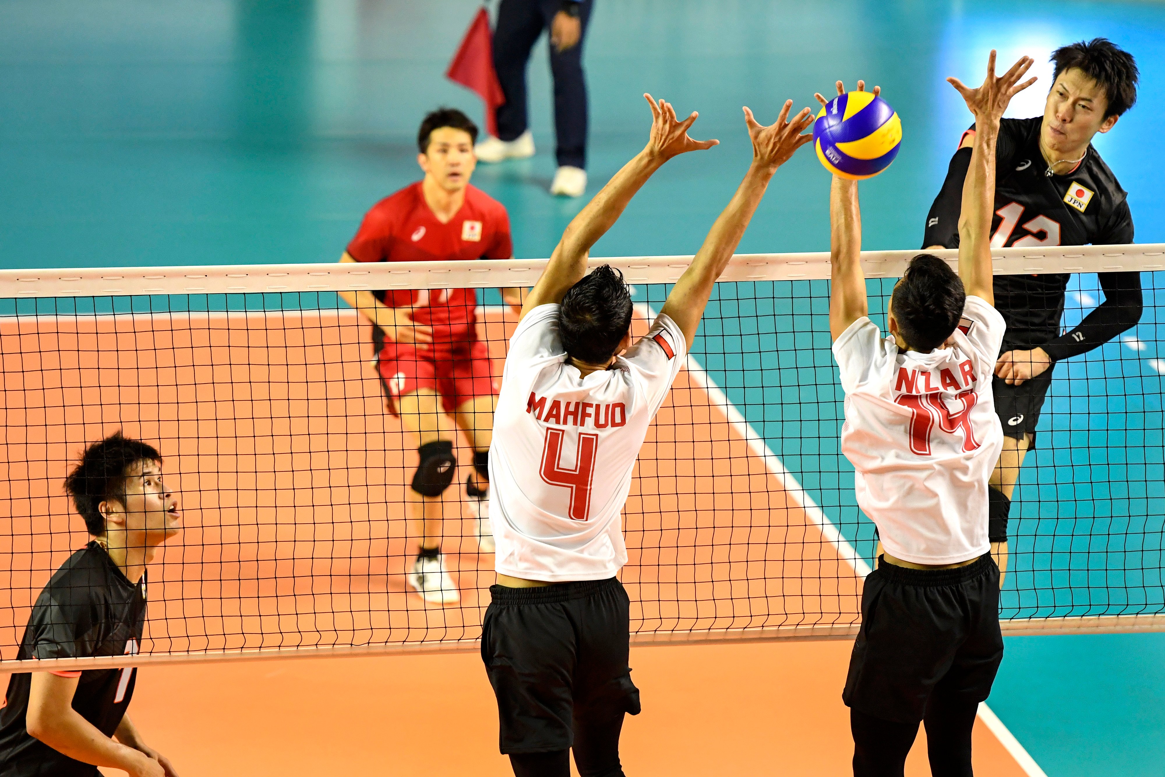  Pemain Voli Indonesia Nizar Julfikar Munawar (kedua kanan) memblok smash pemain