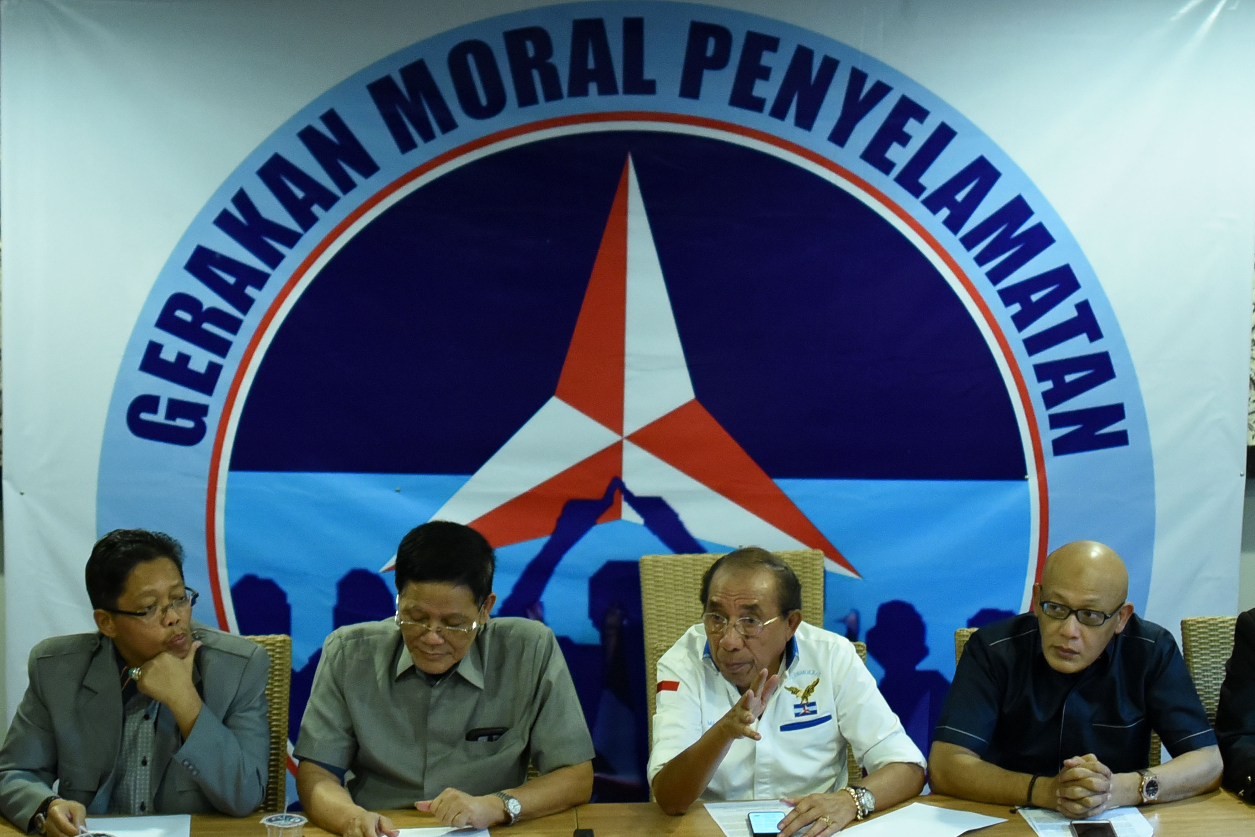 Politisi senior Partai Demokrat memberikan keterangan pers di Cikini, Jakarta Pusat, Kamis (13/6). 