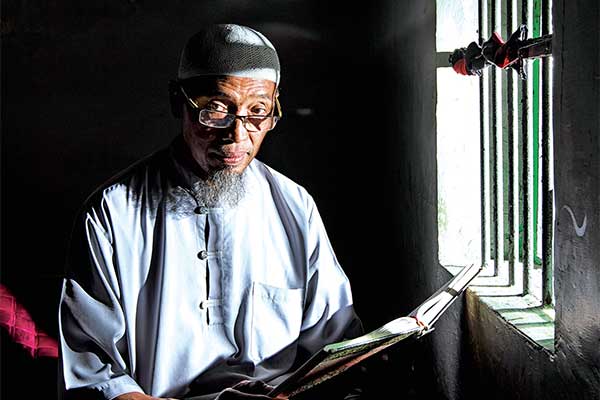 Edi Setiono atau Abas. Ia disebut sebagai mantan teroris yang pernah terlibat dalam aksi pengeboman Plaza Atrium.