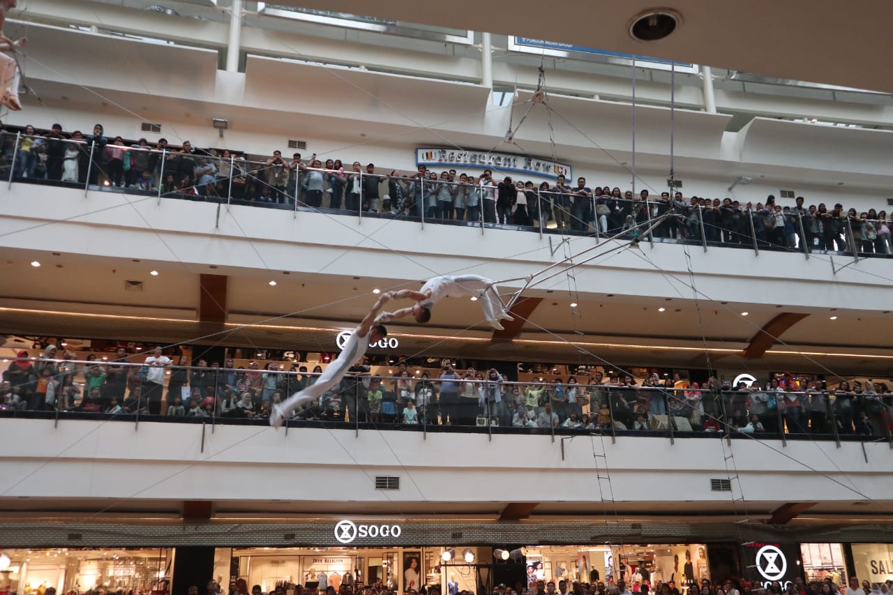 Flying Trapeze persembahan The Nikolaevs yang dipertontonkan gratis di Atrium Pondok Indah Mall 2 Jakarta.