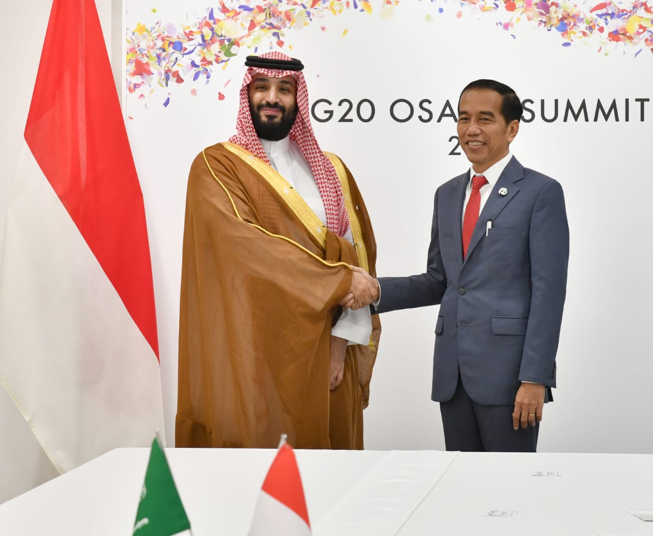 Presiden Joko Widodo (kanan) bahas kerja sama energi saat bertemu Pangeran Saudi.