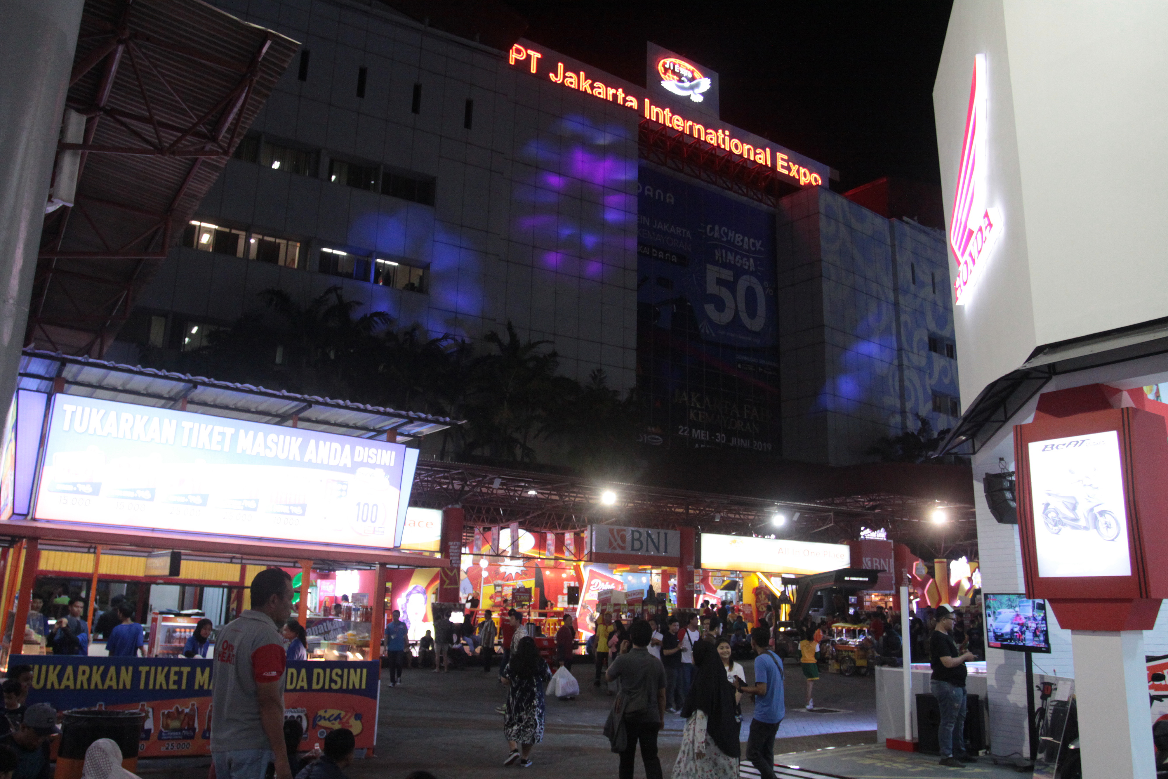 Sejumlah warga mengunjungi arena Jakarta Fair 2019 di JiExpo Kemayoran, Jakarta, Rabu (22/5/2019)