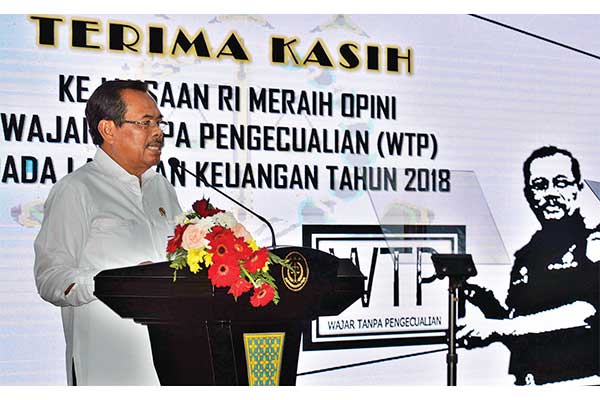 Jaksa Agung HM Prasetyo memberikan sambutan saat penyerahan hasil audit laporan keuangan Kejaksaan Agung di Jakarta, kemarin.