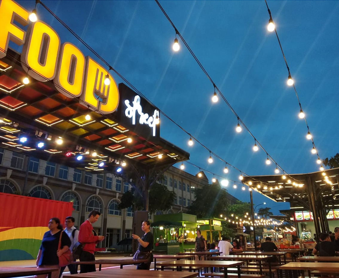 Suasana di kawasan food court Pulau D