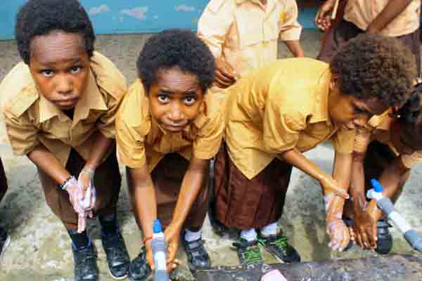 Siswa mencuci tangan bersama di SD Inpres 13, Kampung Bhintuka, Distrik Kuala Kencana, Kabupaten Mimika, Papua, Jumat (19/10/2018).