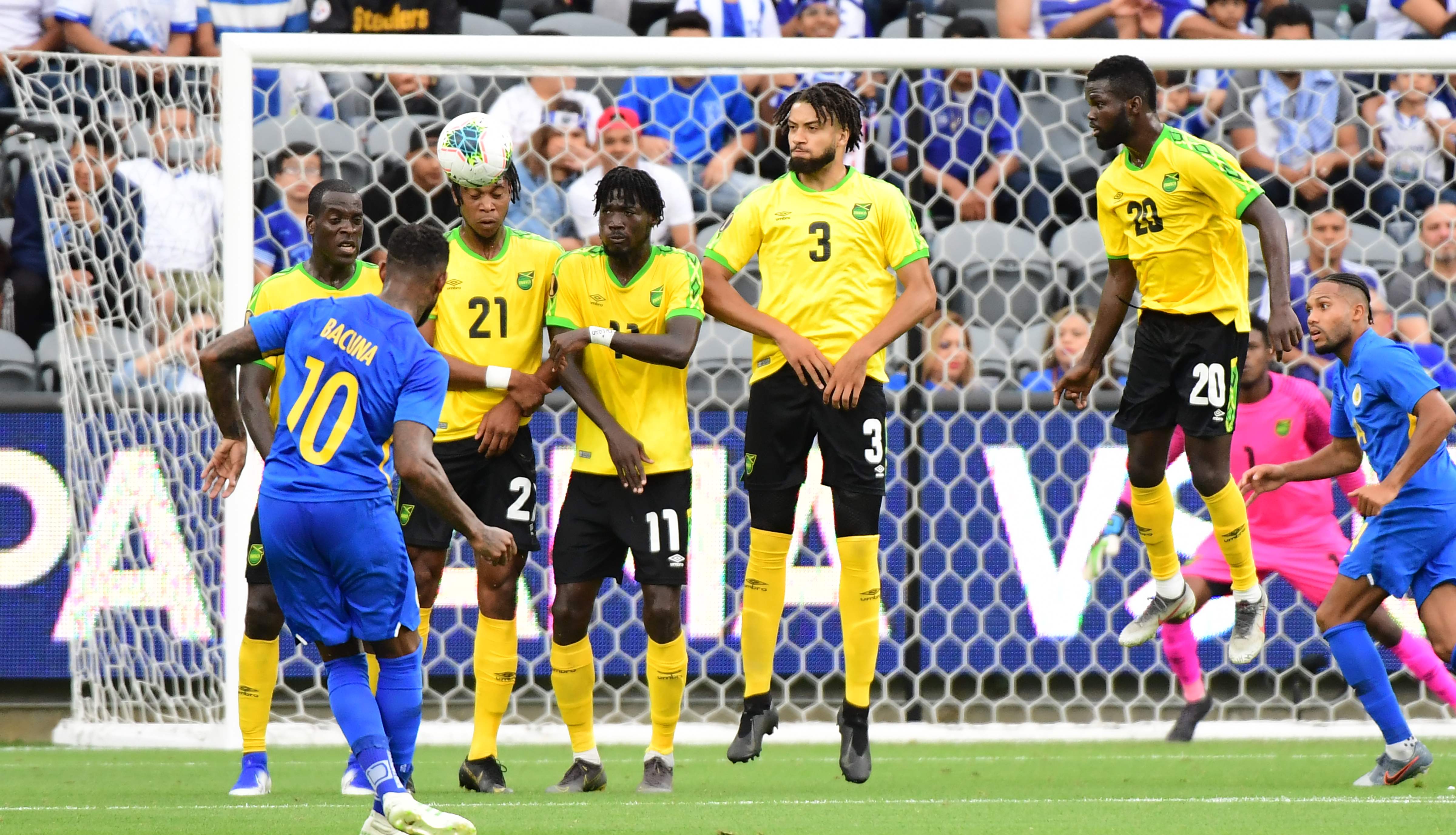 Laga antara Jamaika dan Curacao di Piala Emas.