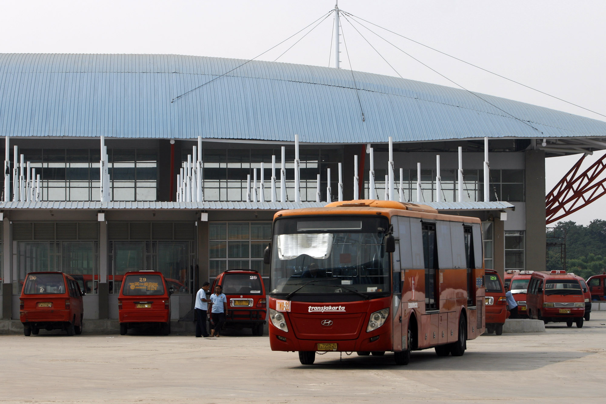 Bus Trans-Jakarta di Terminal Pulo Gebang, Jakarta Timur