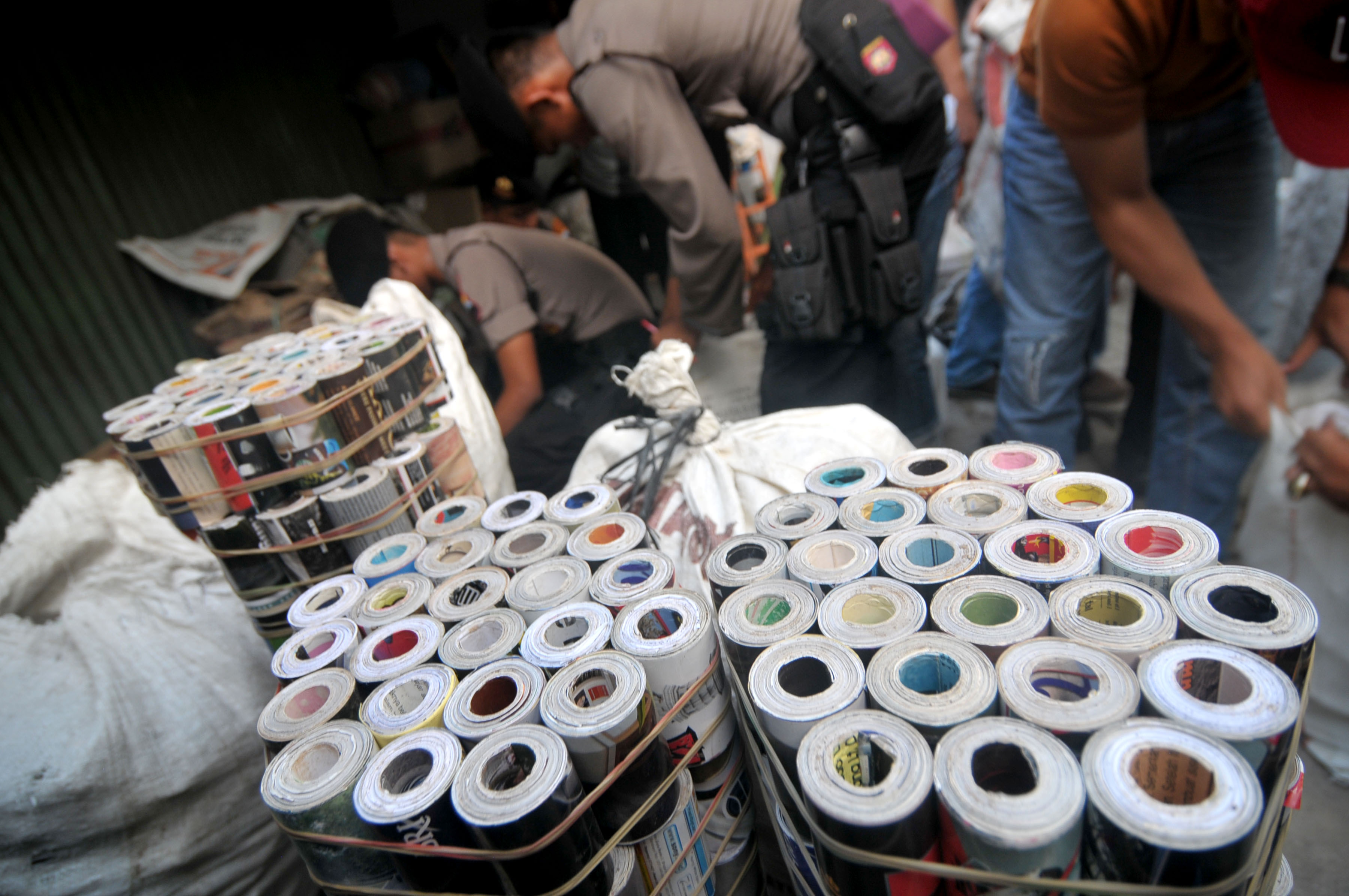 Ilustrasi --  Sejumlah petugas menyita ribuan mercon.