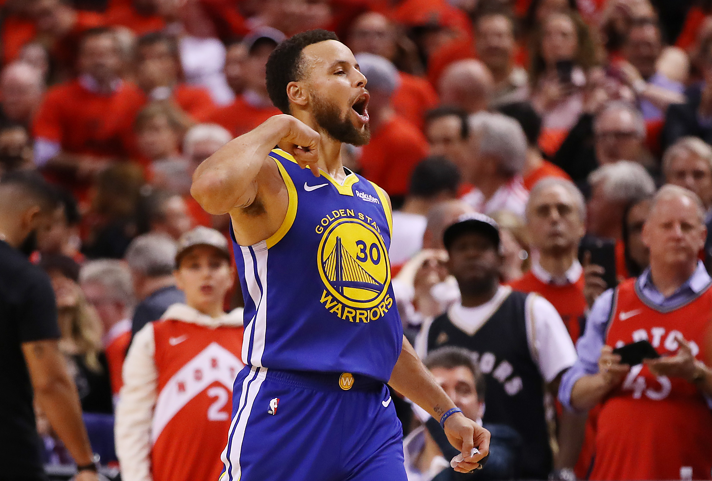 Pemain Warriors Stephen Curry merayakan kemenangan Warriors atas Raptors di Gim 5 final NBA.