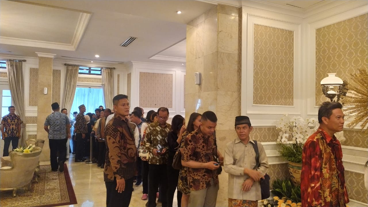 Warga antre untuk bersilaturahmi dengan Gubernur DKI Jakarta Anies Baswedan