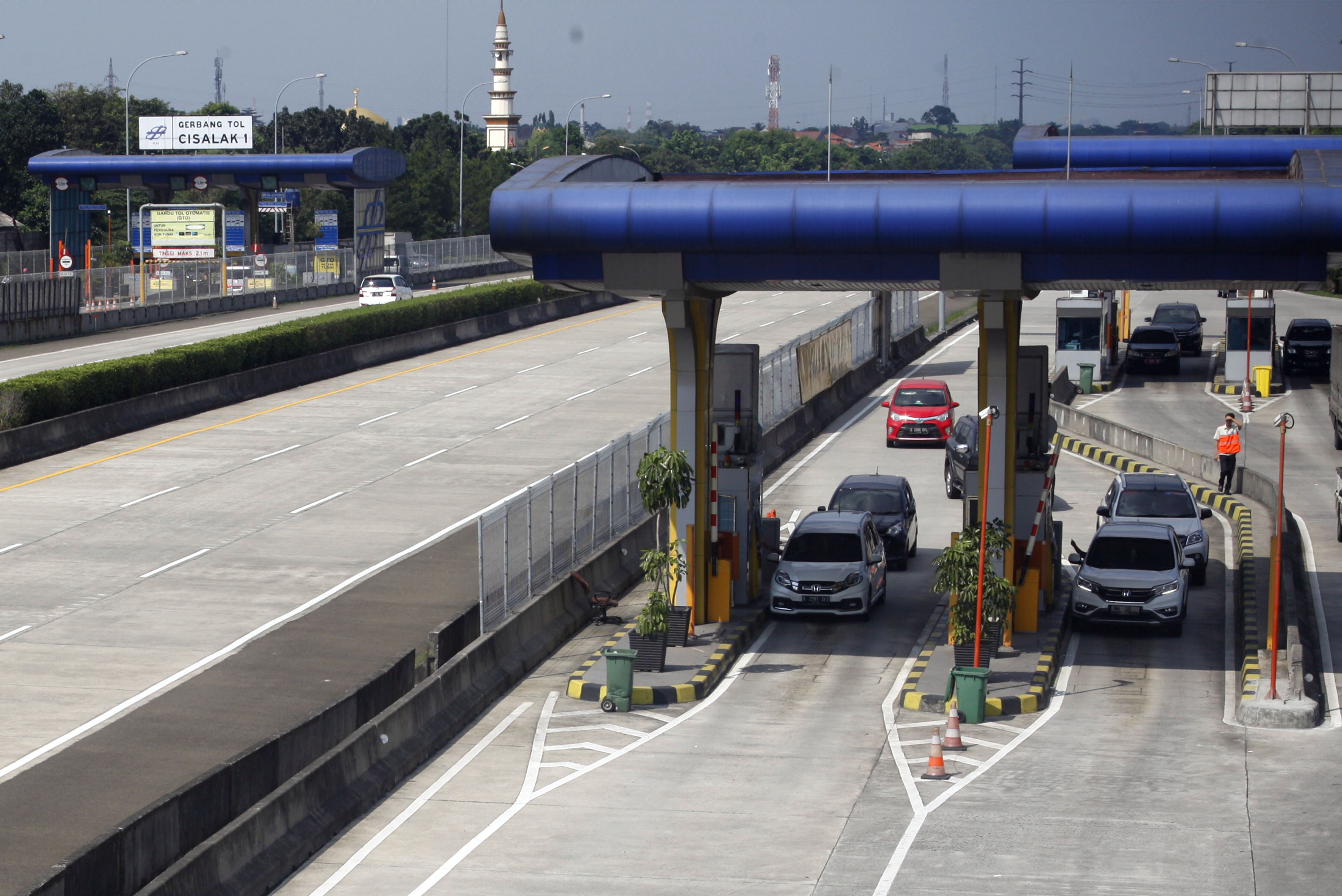 Sejumlah pengendara kendaraan roda empat keluar gerbang Tol Cinere-Jagorawi (Cijago), 