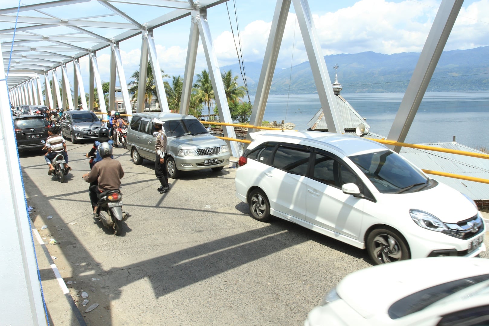 kemacetan di Pinggir Danau Singkarak