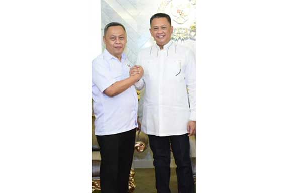 Ketua Umum Putra-Putri Jawa Kelahiran Sumatra, Sulawesi, dan Maluku (Pujakessuma) Nusantara, Suhendra Hadikuntono (kiri)