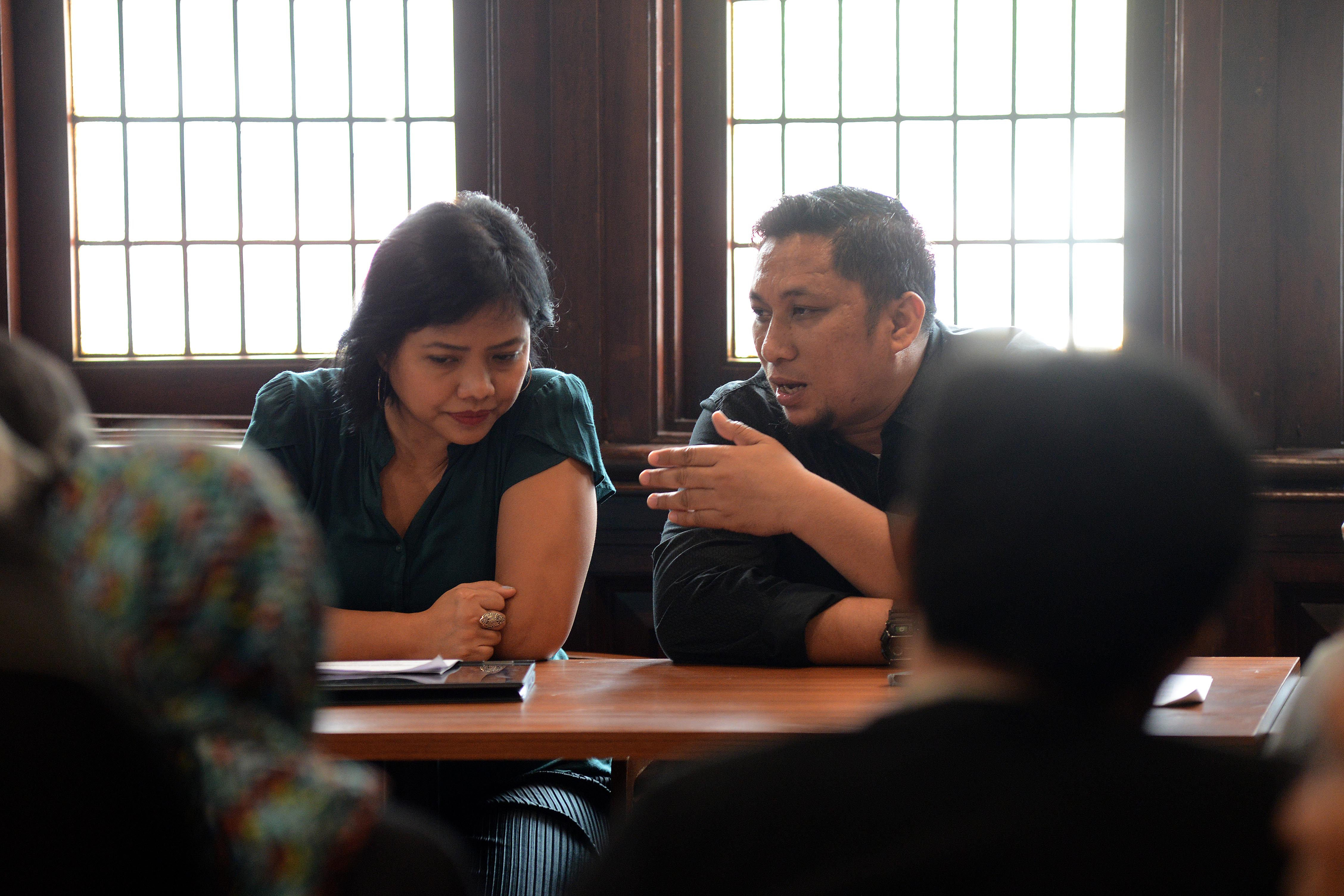 Ahli hukum dari Pusat Studi Hukum dan Kebijakan (PSHK) Bivitri Susanti (kiri) berbincang dengan Direktur Pusako FH Andalas Feri Amsari 