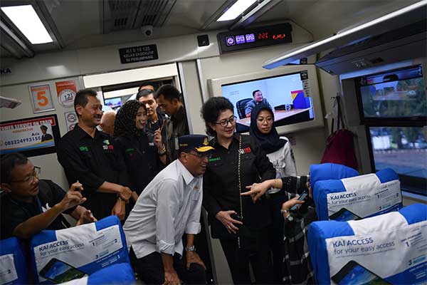 Menteri Perhubungan Budi Karya Sumadi (keempat kiri) bersama Menteri Kesehatan Nila Djuwita F Moeloek (kedua kanan)