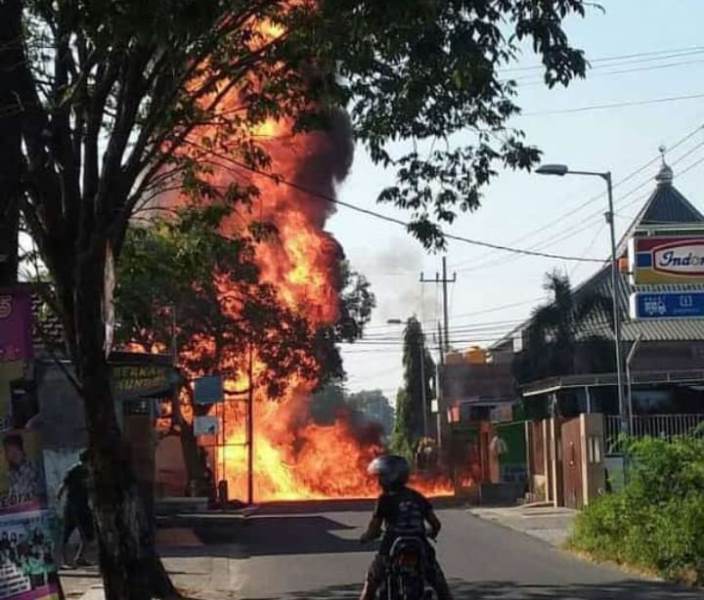 Sebuah kios bensin (mini pom) yang terletak di kawasan desa Anggas Wangi, Kecamatan Sukodono, Sidoarjo terbakar, Minggu, 39 Juni 2019. 