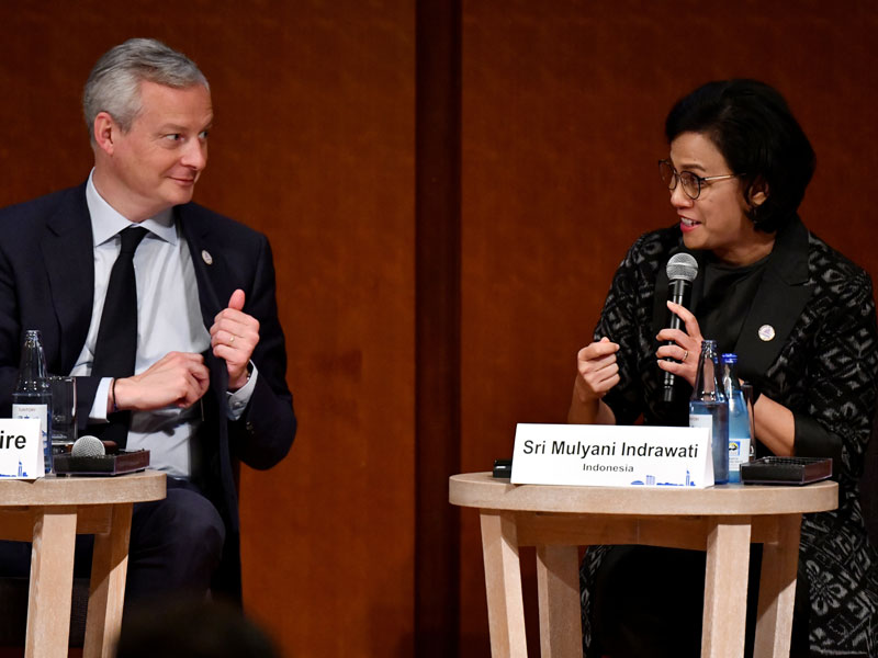 Menteri Keuangan RI Sri Mulyani Indrawati memberikan sambutan, disaksikan Menteri Ekonomi dan Keuangan Prancis Bruno Le Maire.