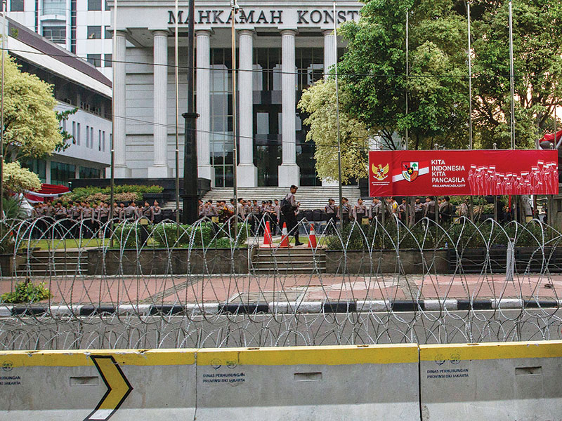 Personel Polri mengadakan apel saat tiba untuk mengamankan Gedung Mahkamah Konstitusi (MK) jelang sidang sengketa hasil Pilpres dan Pileg.