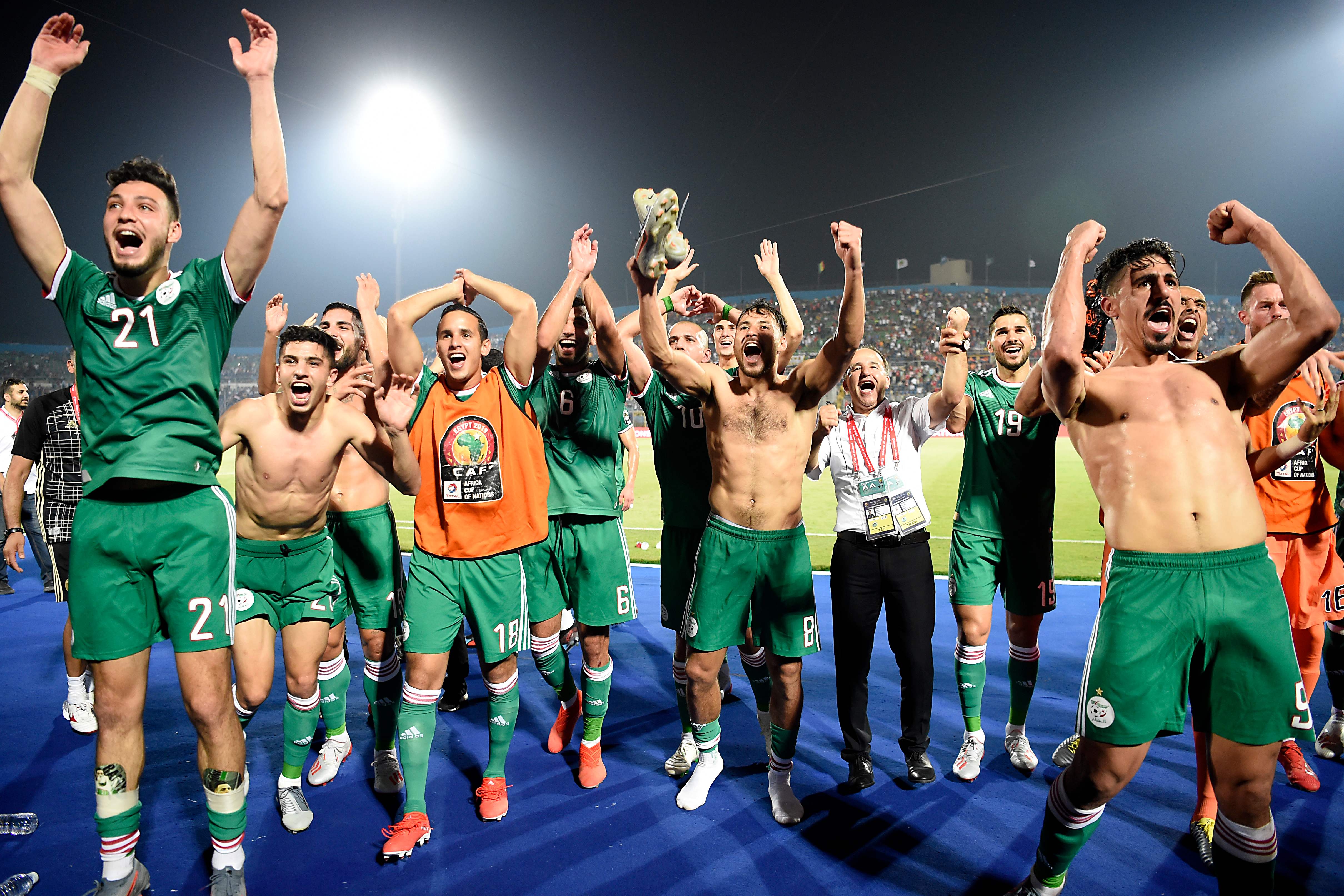 Para pemain Aljazair merayakan kemenangan mereka atas Senegal di Piala Afrika.