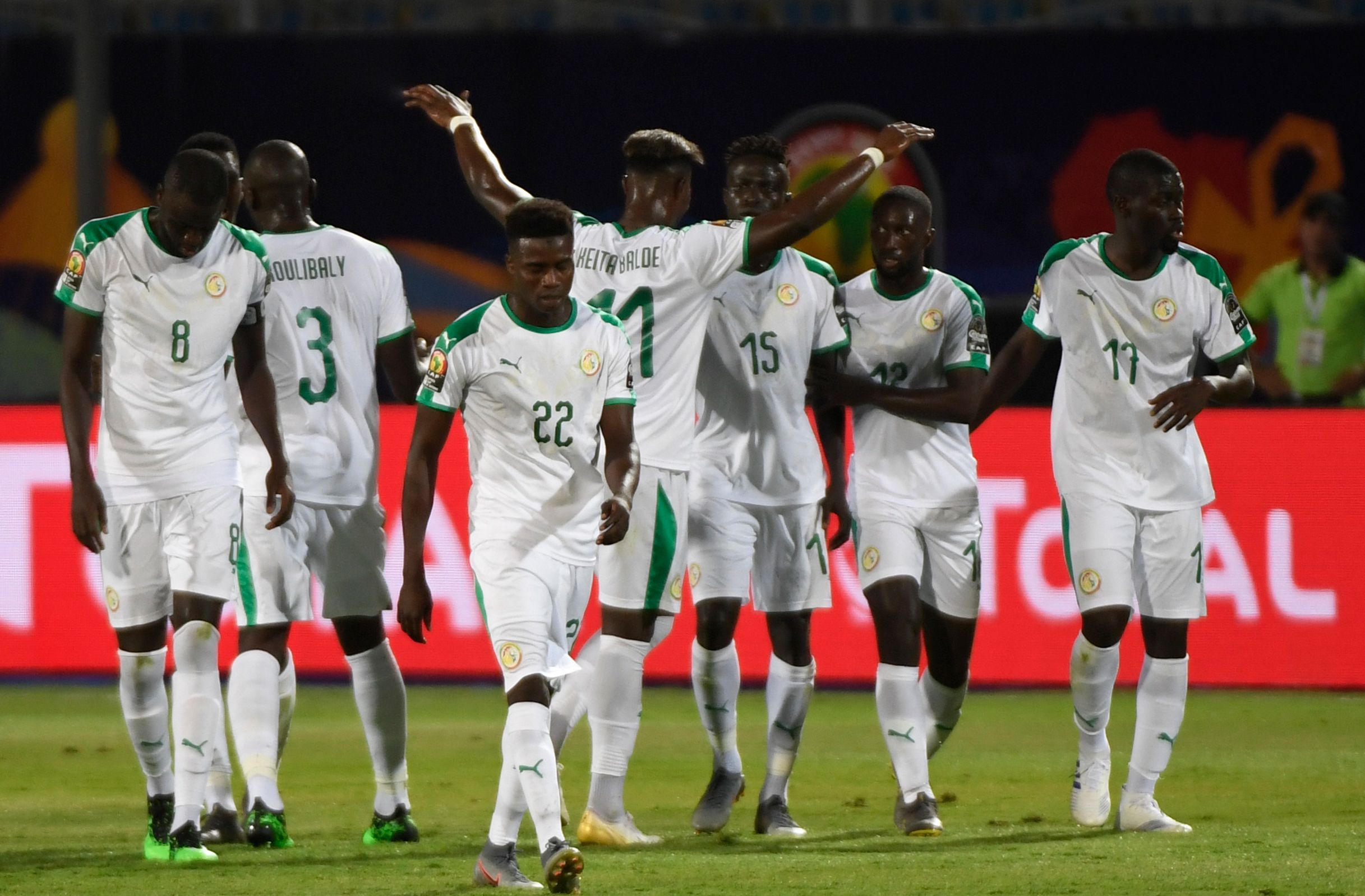 Para pemain Senegal merayakan gol kedua mereka ke gawang Tanzania.