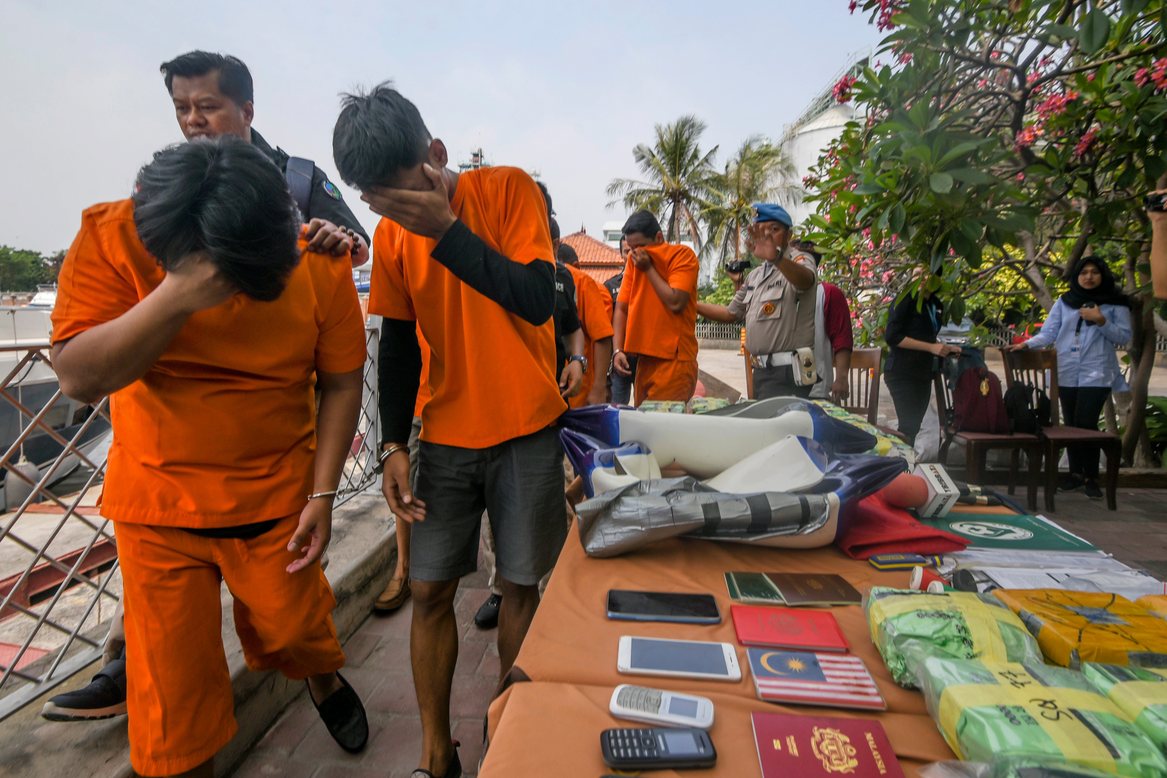 Tersangka penyelundupan narkoba jenis sabu asal Malaysia dihadirkan petugas kepolisian saat rilis kasus.