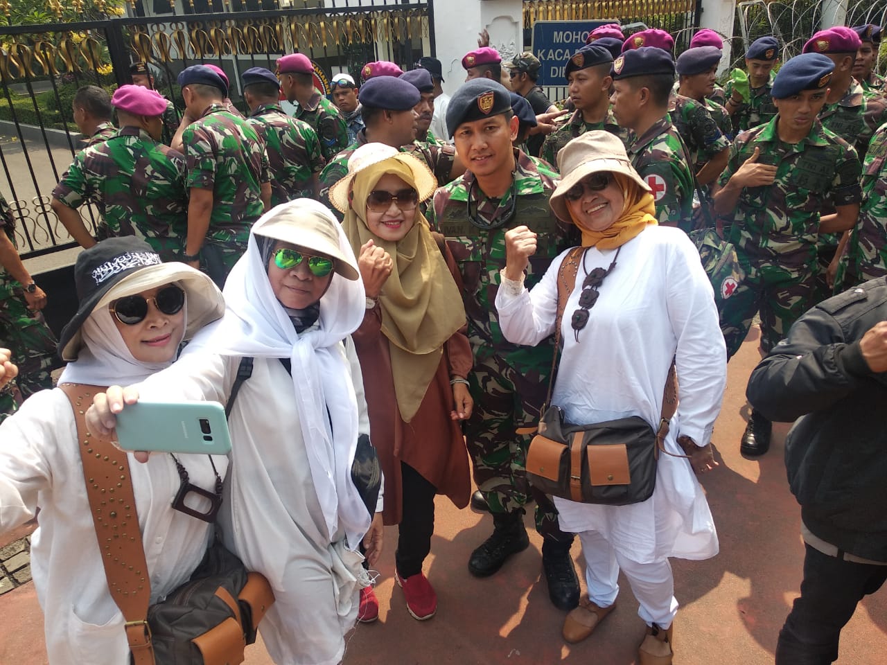 Emak-Emak Massa Kawal MK Antusias Swafoto Bareng TNI