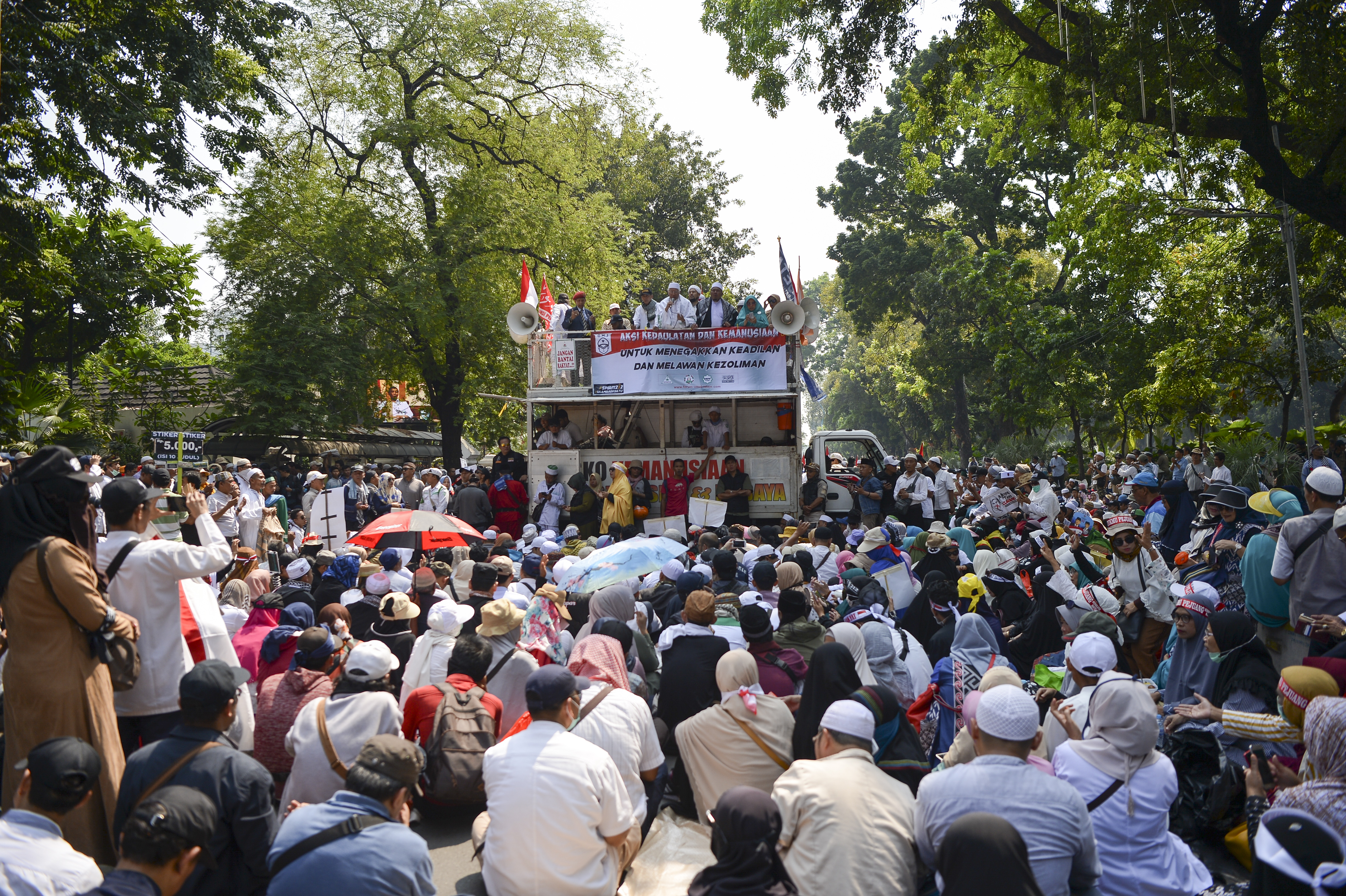 Suasaba massa aksi kawal putusan Mahkamah Konstitusi (MK) melakukan unjuk rasa di kawasan Jalan Medan Merdeka Barat, Jakarta, hari ini.