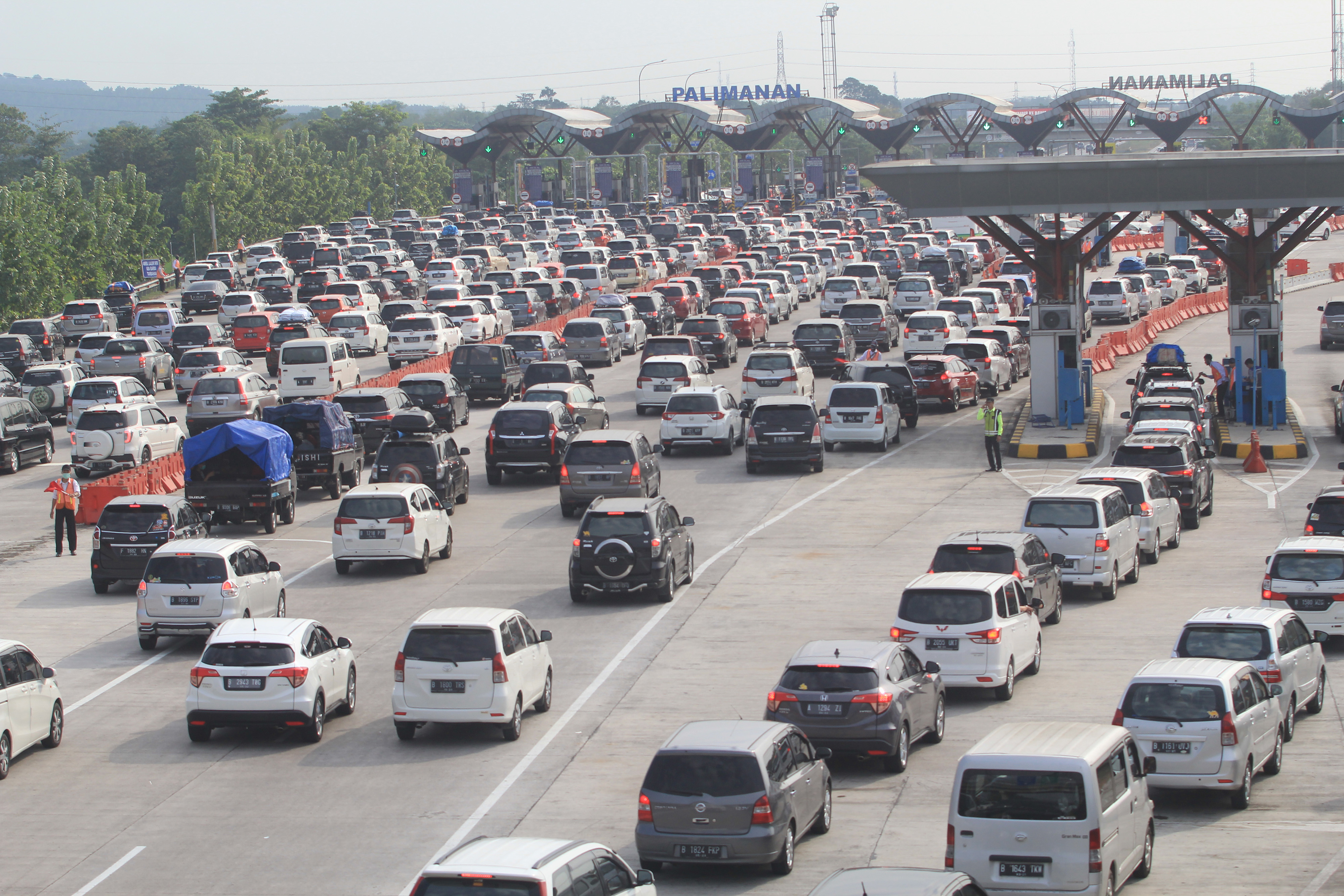 Sejumlah kendaraan memadati pintu gerbang tol Cipali, Palimanan, Cirebon, Jawa Barat, Sabtu (8/6/2019).