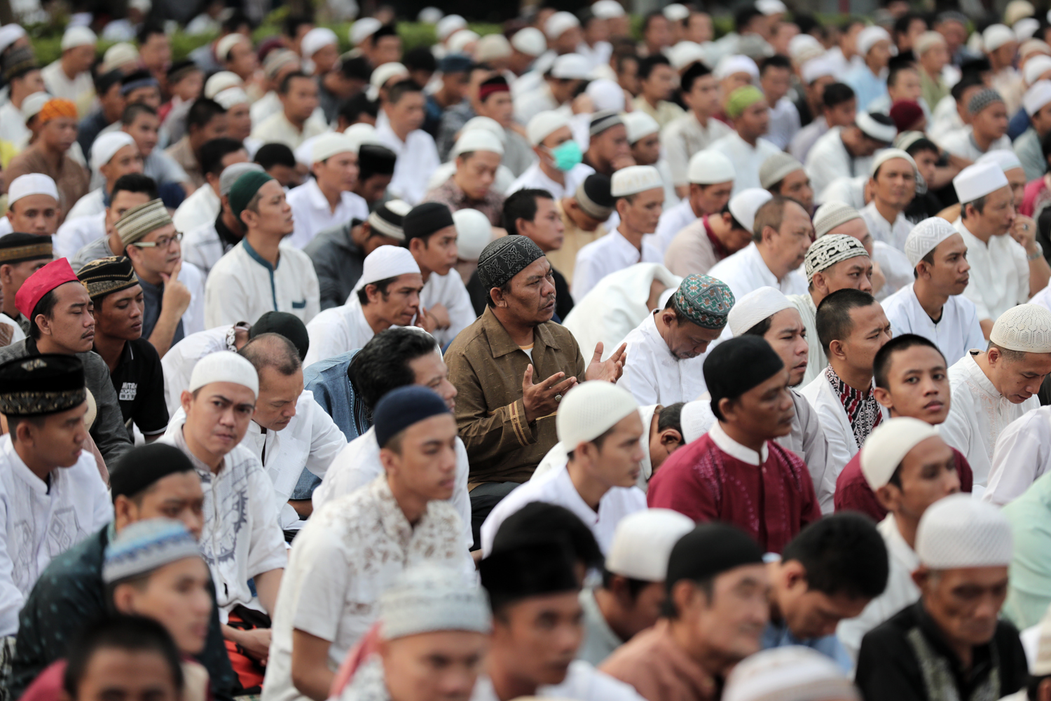  Warga binaan berdoa saat melaksanakan salat Idul Fitri di lapangan Rutan Kelas 1 Cipinang