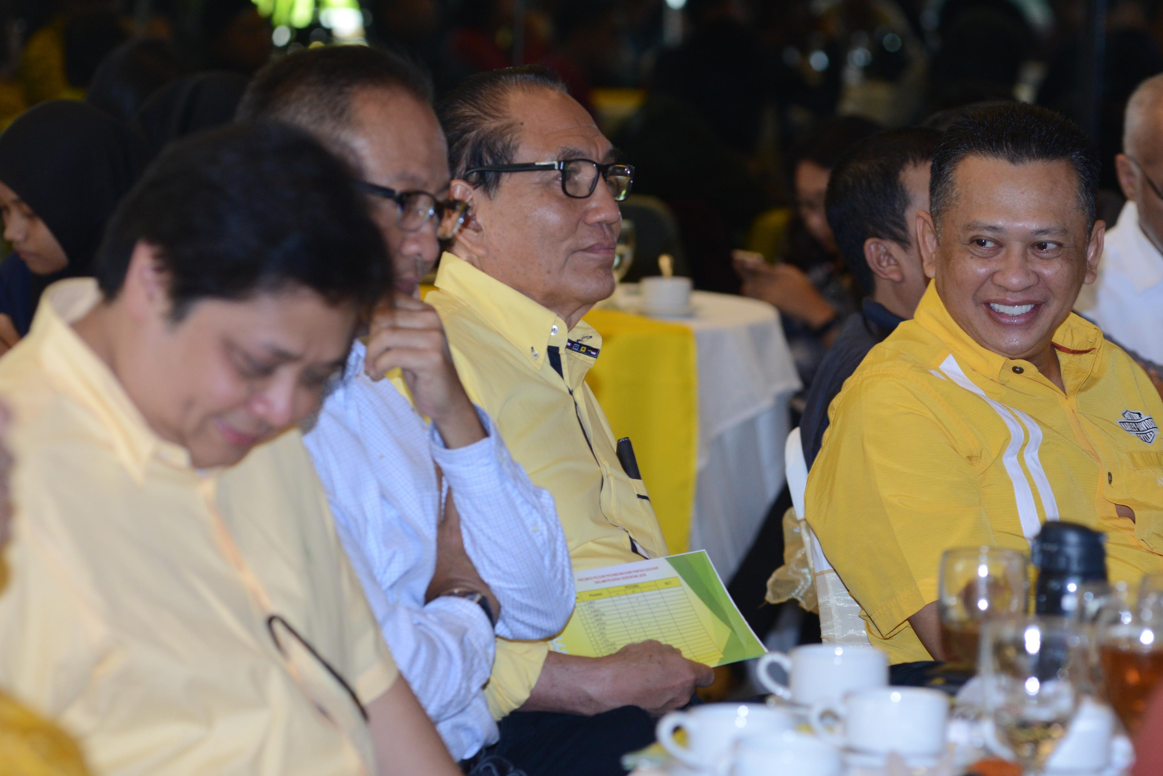 Ketua Umum Partai Golkar Airlangga Hartarto (kiri) dan Ketua DPR Bambang Soesatyo (kanan)