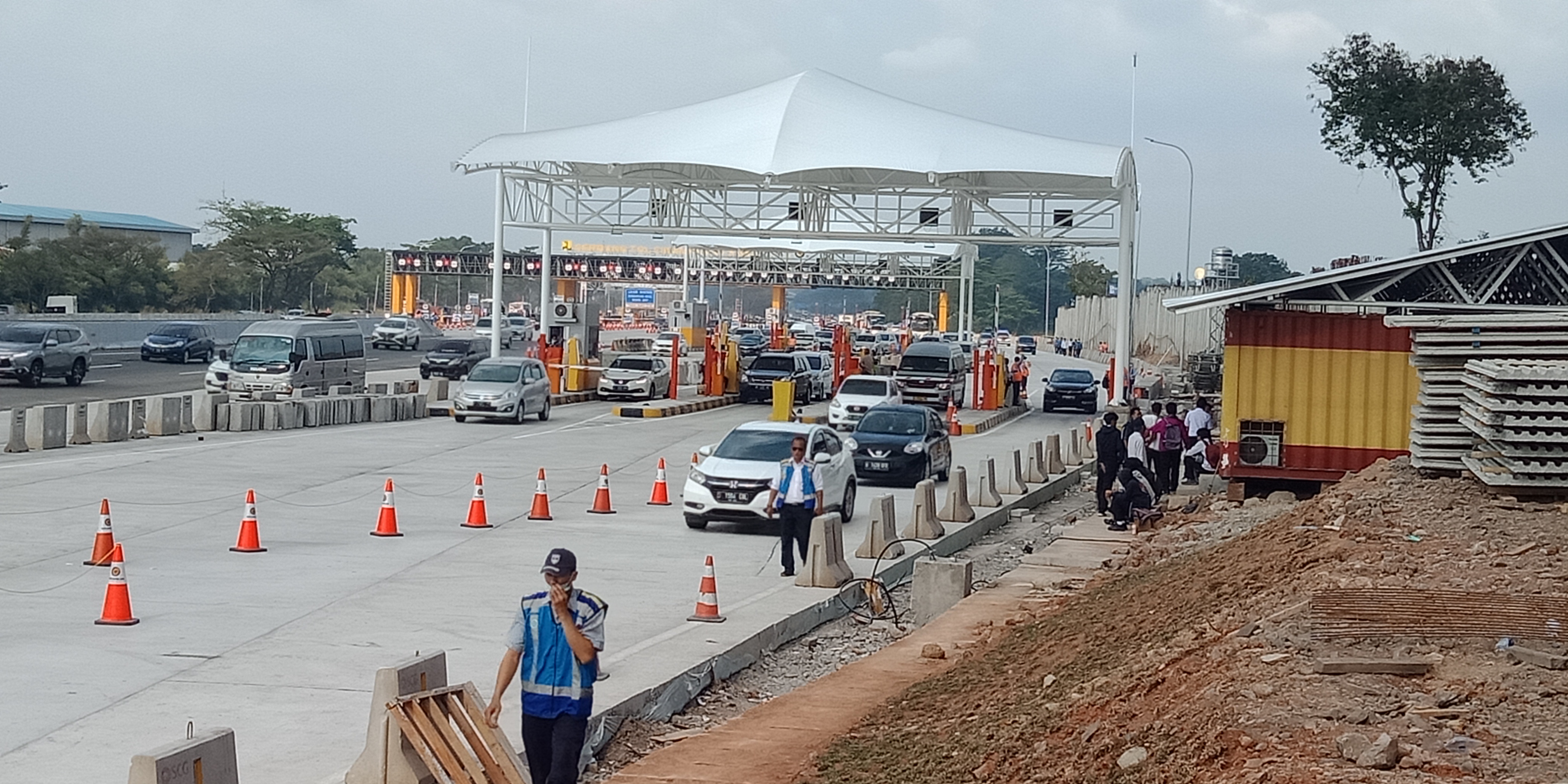 PT Jasa Marga (Persero) Tbk memberlakukan rekayasa lalu lintas one way arus balik Lebaran 2019 dari arah timur ke Jakarta, Jumat (7/6). 