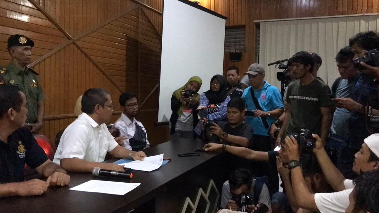 BBKSDA Riau Suharyono dan Bea Cukai Dumai berhasil menggagalkan upaya penyelundupan 3 orang utan, dua monyet ekor panjang, siamang, musang