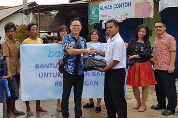 Kepala Kantor Cabang Utama (KCU) BCA Pekalongan Andreas Andy Christanto menyerahkan bantuan secara simbolik kepada korban banjir di Pekalong