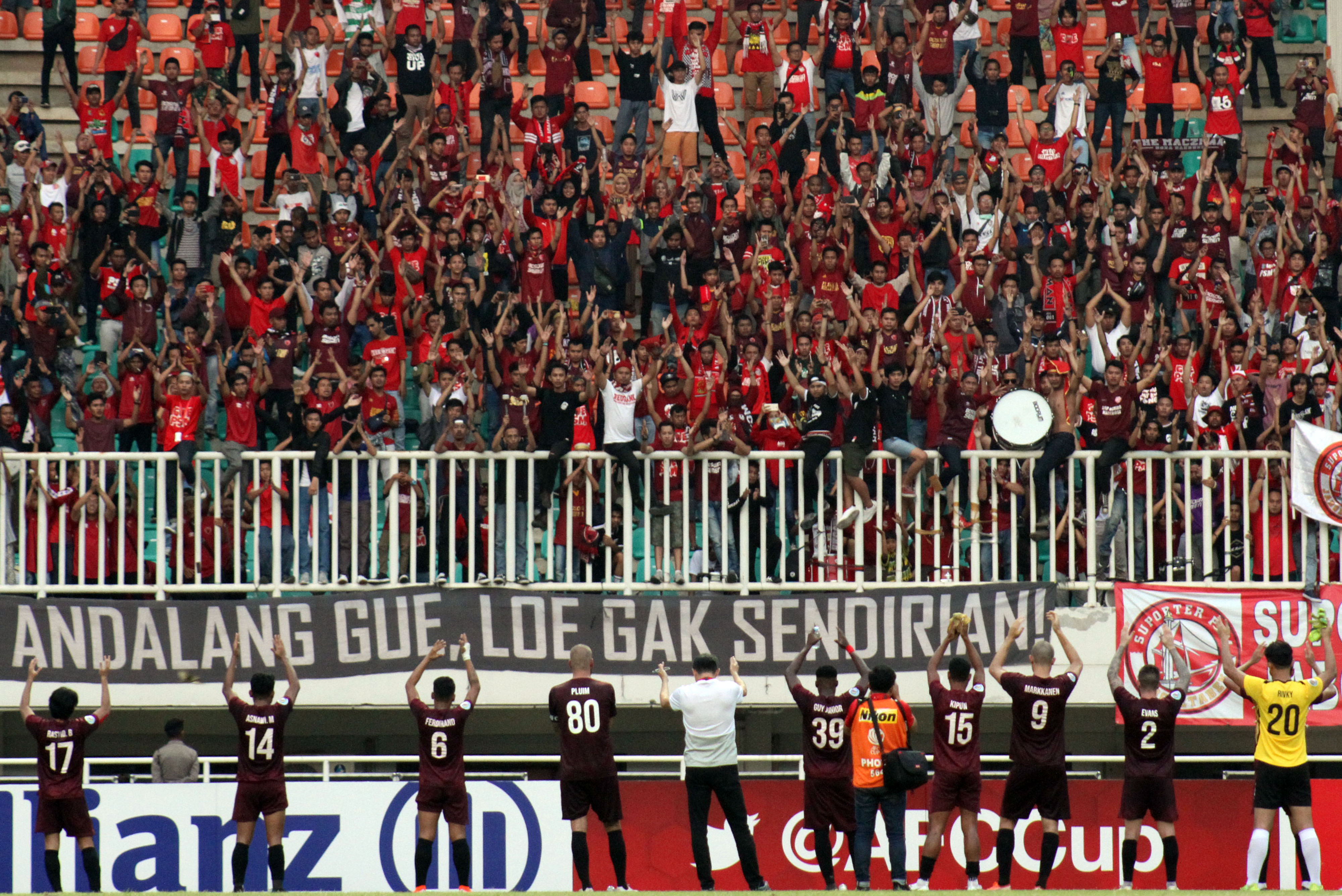Sejumlah pesepak bola PSM Makassar menyapa pendukung setelah gagal melaju ke babak final seusai pertandingan melawan Becamex Binh Duong