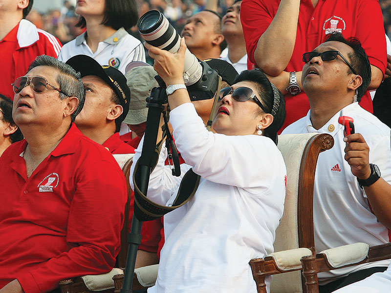 Ibu Ani Yudhoyono antusias memotret aksi tim aerobatik TNI-AU Jupiter.