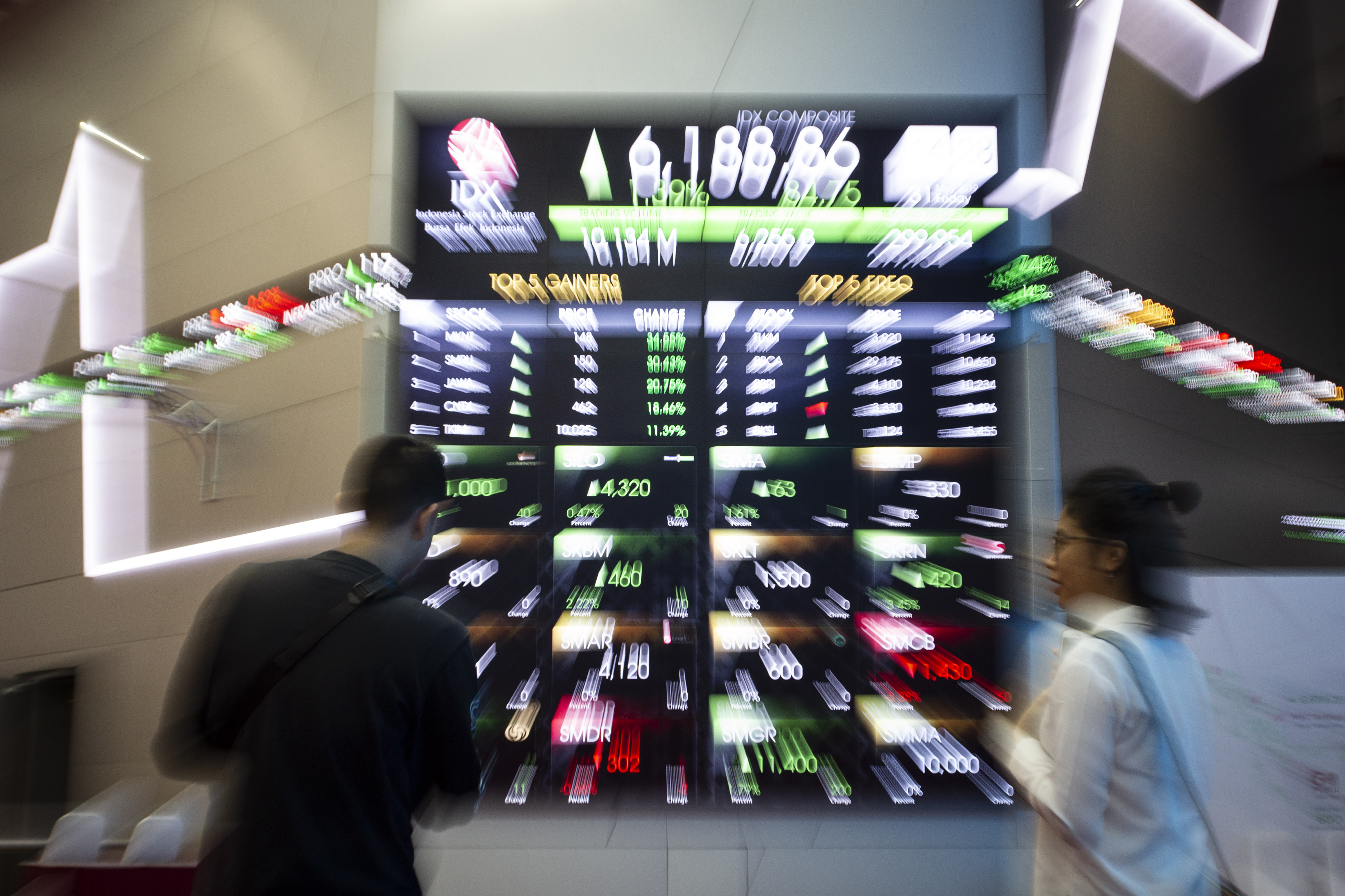 Pengunjung mengamati layar pergerakan saham di Bursa Efek Indonesia (BEI), Jakarta.