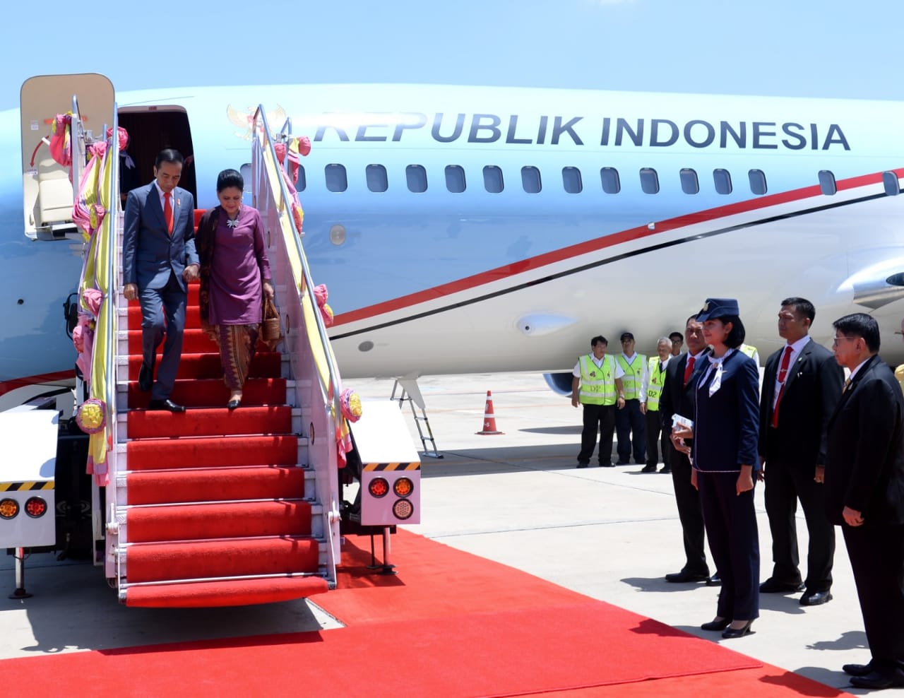 Presiden Joko Widodo dan Ibu Negara Iriana Joko Widodo tiba di Bandara Militer Don Mueang, Bangkok, Thailand, Sabtu (22/6)
