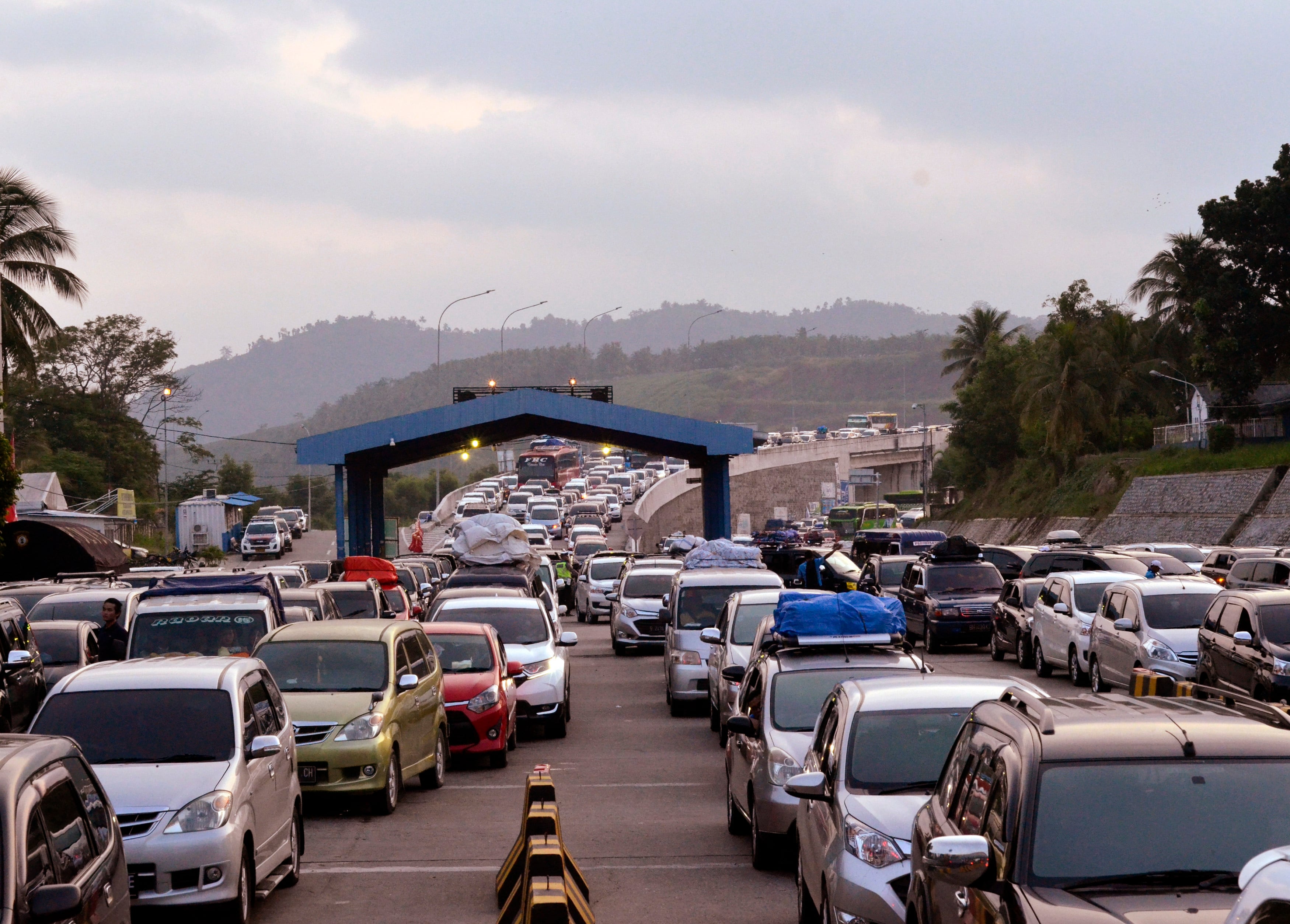 Antrean kendaraan menuju Pelabuhan Bakauheni, Jumat (7/6).