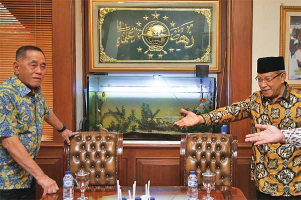 Ketua Umum Pengurus Besar Nahdlatul Ulama (PBNU) KH Said Aqil Siroj (kanan) menerima kunjungan Menteri Pertahanan Ryamizard Ryacudu di Kanto