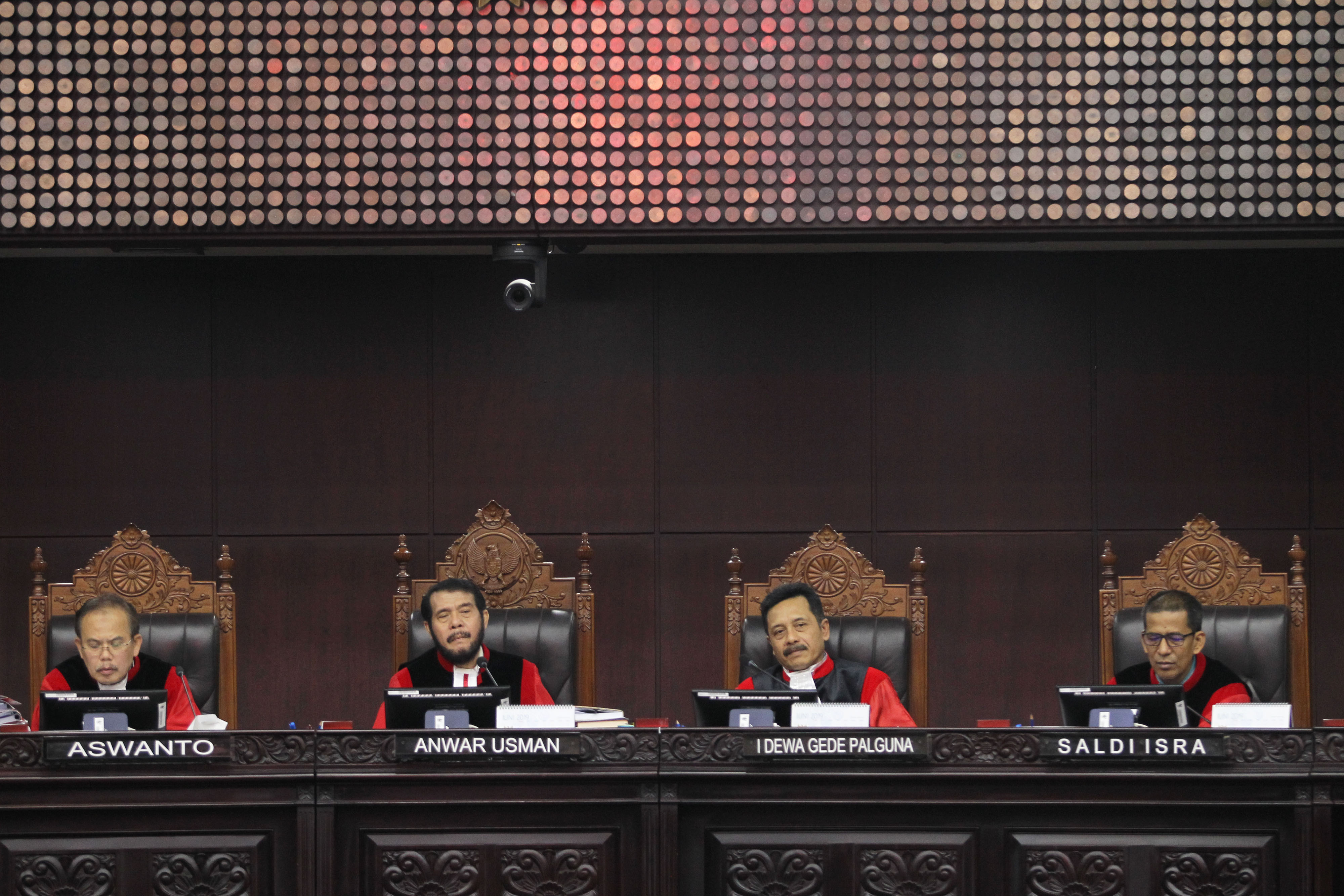 Ketua Hakim Konstitusi Anwar Usman (kedua kiri) bersama Hakim Konstitusi Aswanto (kiri), I Dewa Gede Palguna (kedua kanan) dan Saldi Isra