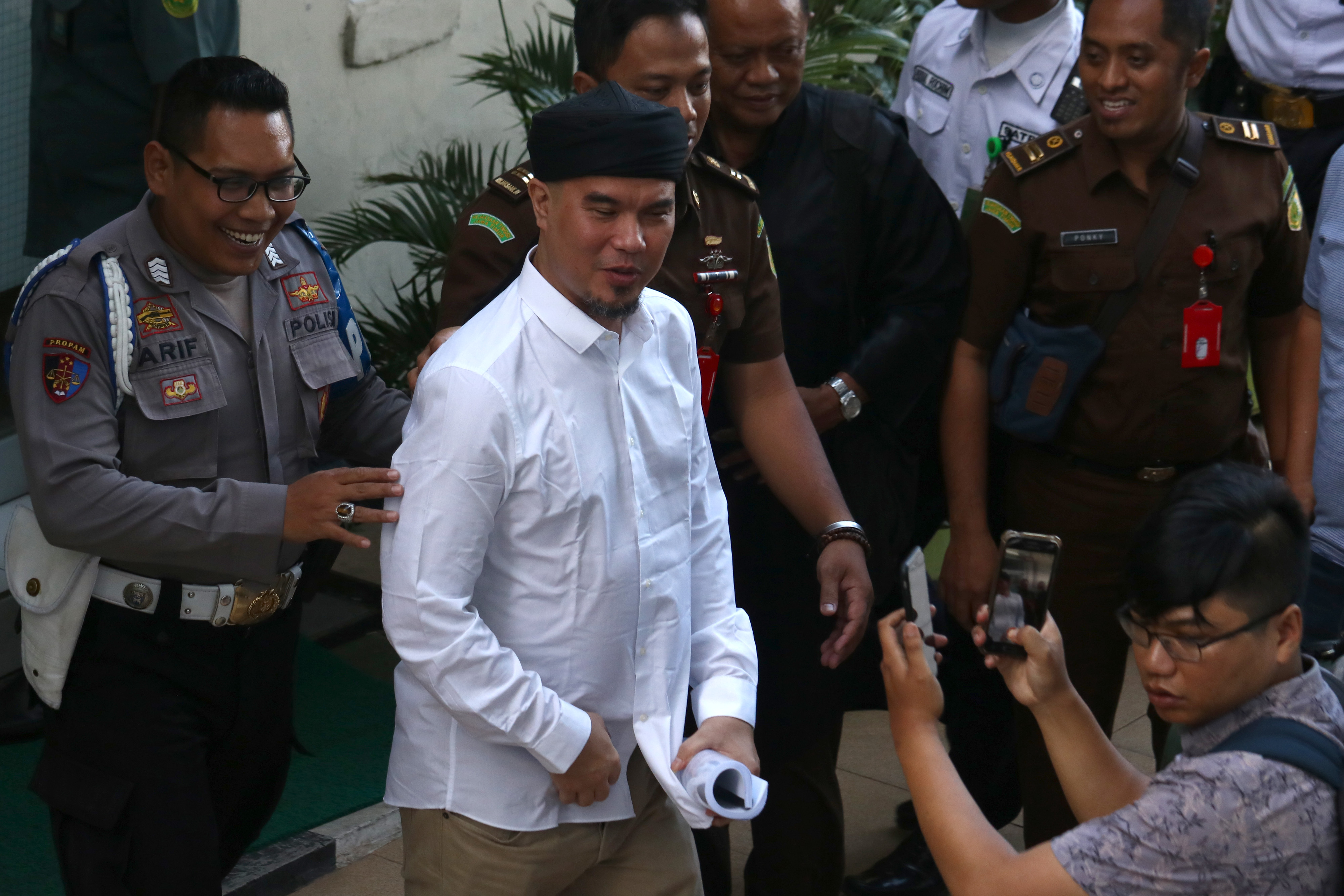 Ahmad Dhani (berkemeja putih)