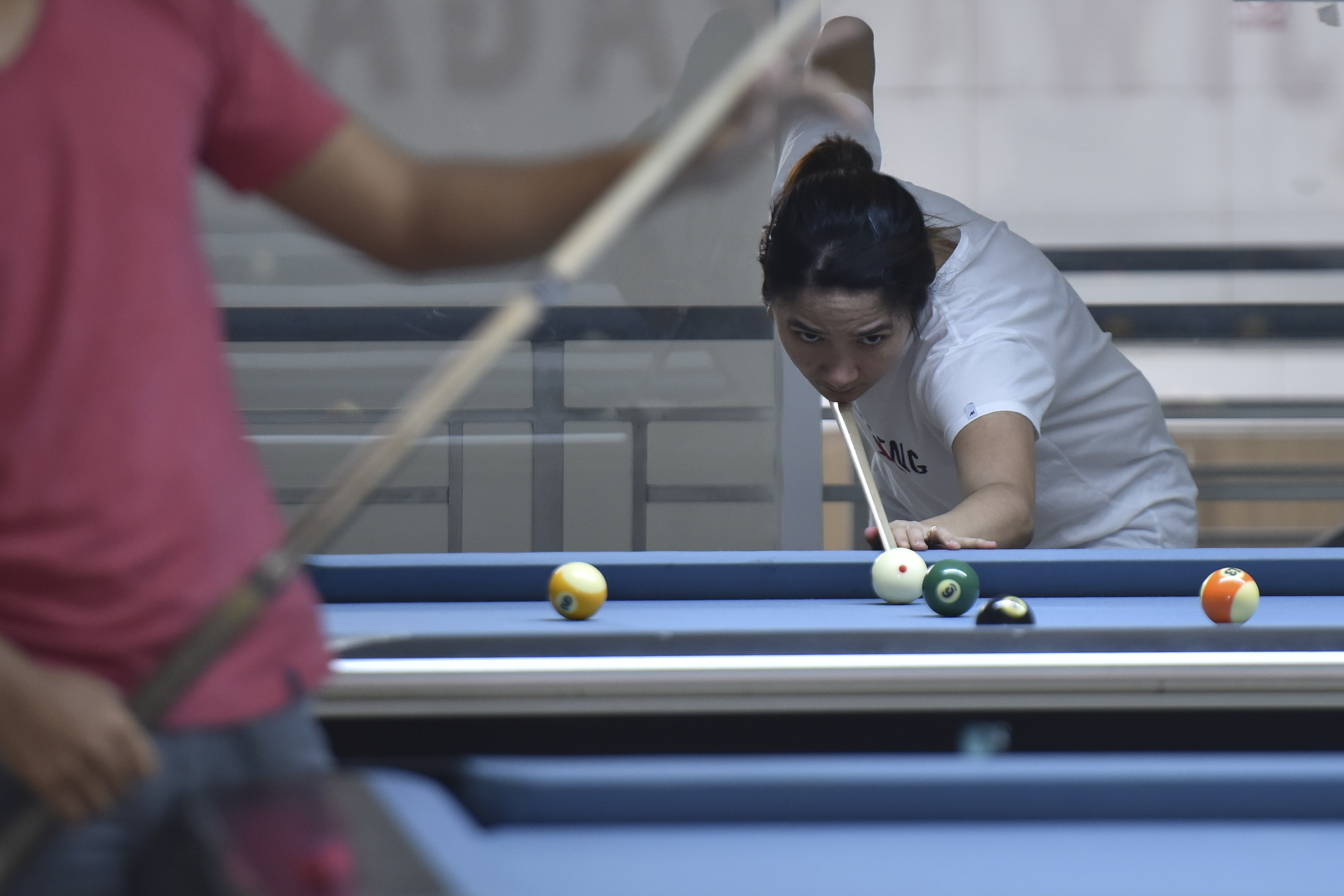 Pebiliar putri Angeline Ticoalu ketika menjalani latihan untuk ikut SEA Games 2017.