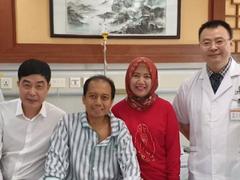 Sutopo berfoto bersama dokter di Rumah Sakit Guangzhou.