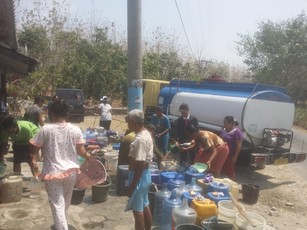 Warga antre untuk dapat dari tangki di Kabupaten Bojonegoro, Jatim. 