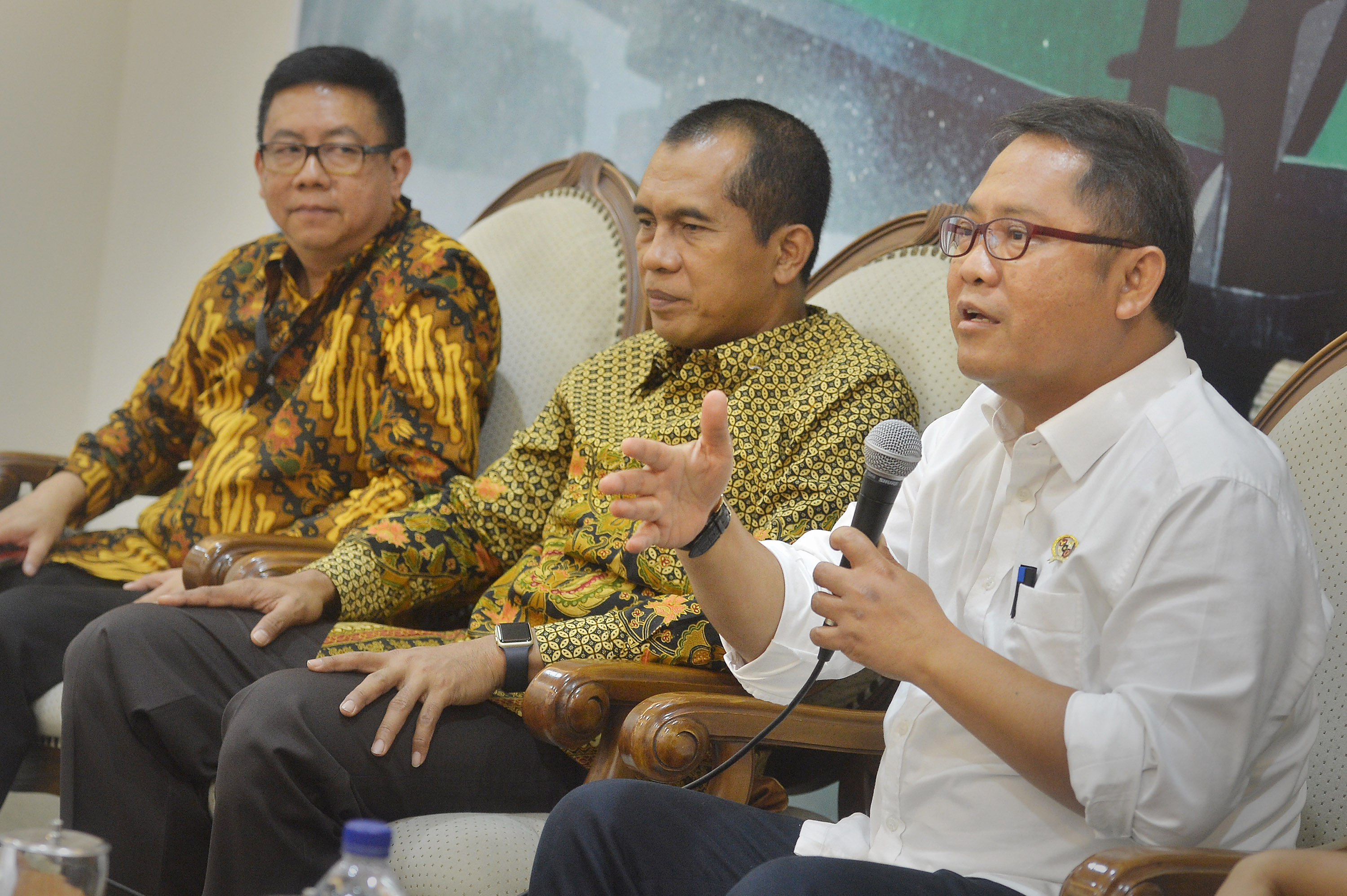 Menkominfo Rudiantara (kanan) bersama Ketua Komisi I DPR Abdul Kharis Almasyhari (tengah) dan Ketua Dewan Pers Yosep Adi Prasetyo (kiri)