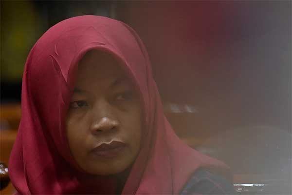  Terpidana kasus pelanggaran Undang-Undang Transaksi dan Informasi Elektronik (UU ITE), Baiq Nuril Maknun