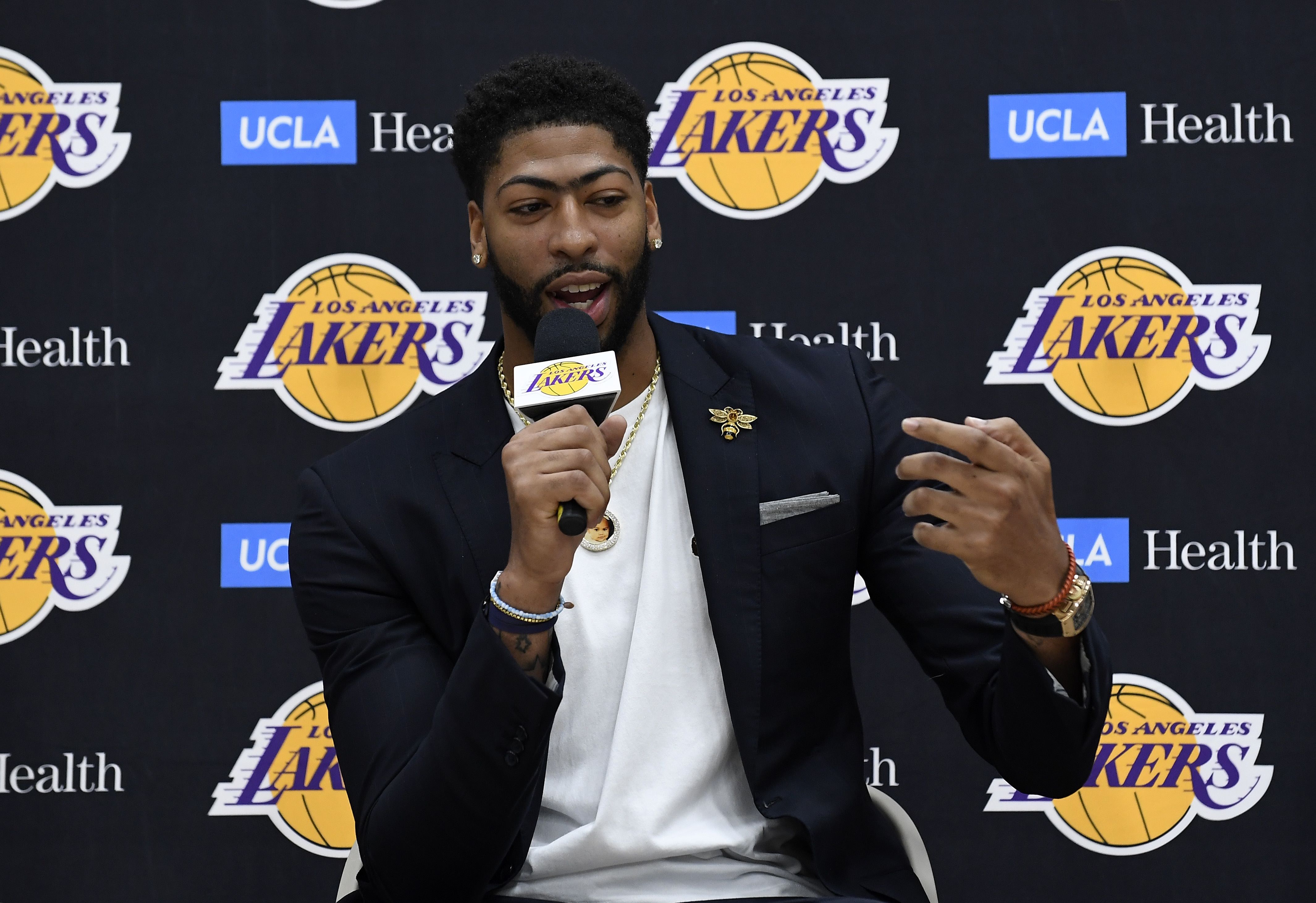 Anthony Davis resmi bergabung dengan klub basket LA Lakers dan siap meraih tiket kemenangan pada kompetisi NBA musim depan.