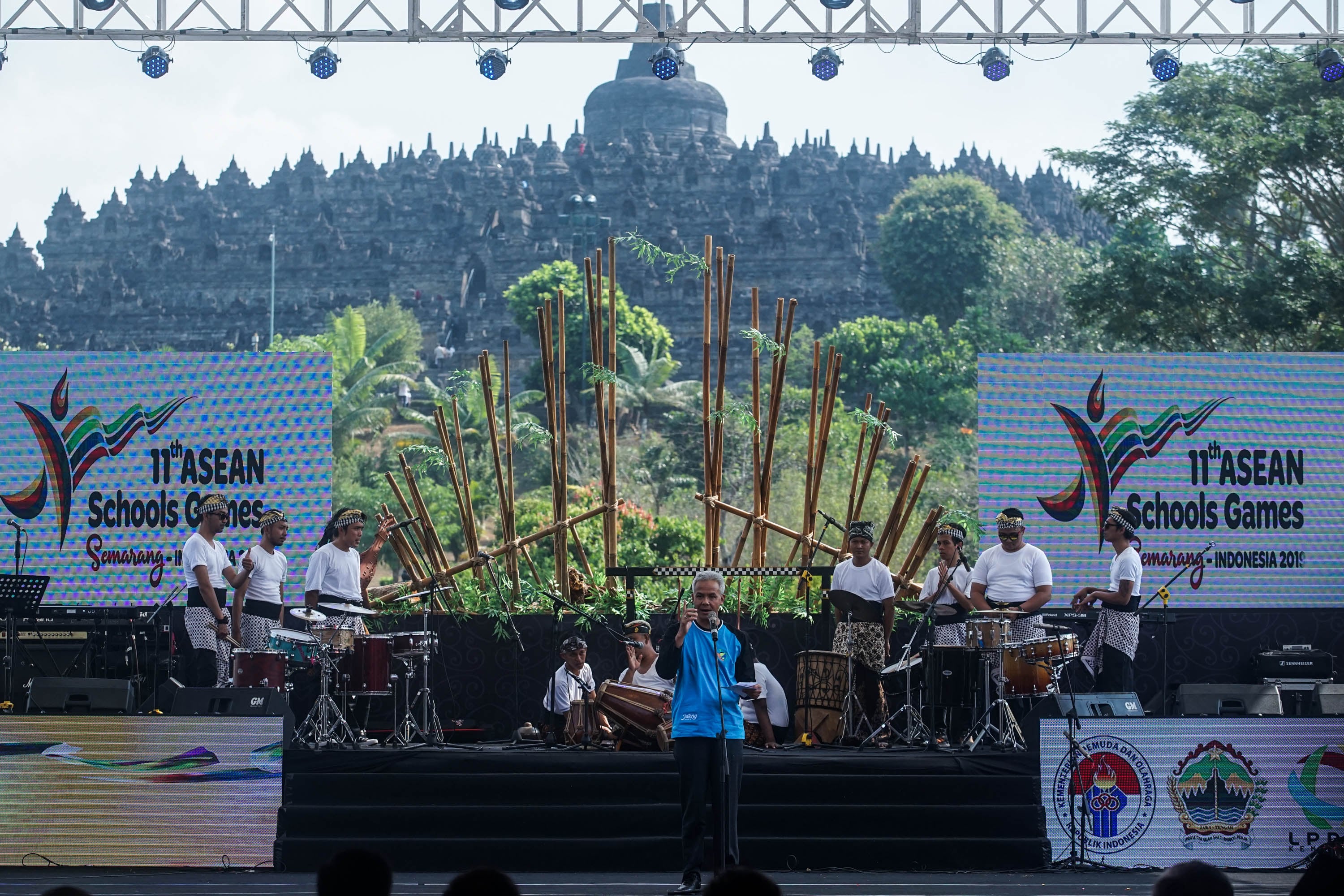 Gubernur Jawa Tengah Ganjar Pranowo menyampaikan pidato saat acara penutupan 11th ASEAN Schools Games 2019 di Candi Borobudur, Magelang